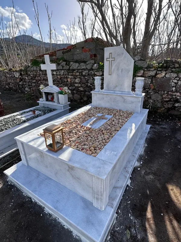 Μνημείο από Μάρμαρο Κρυσταλλίνα με Σκαλιστό Σταυρό 01