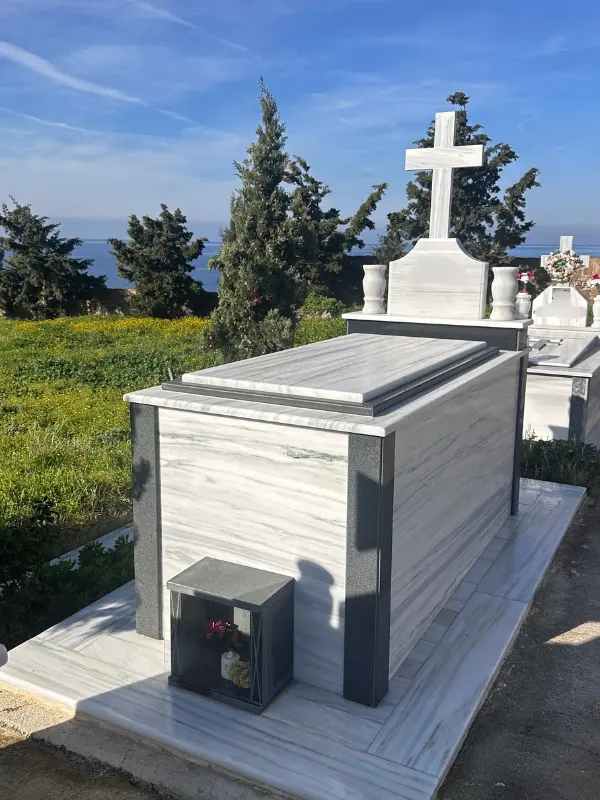 Οικογενειακός τάφος από μάρμαρο Διονύσου & μαύρο γρανίτη 01
